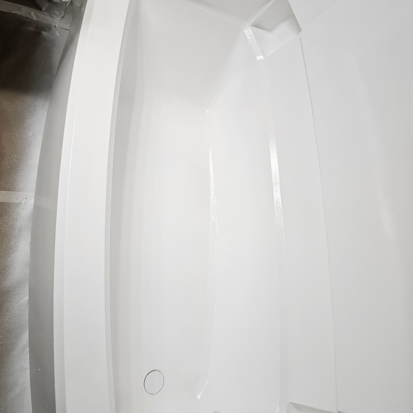 Smooth glossy bathtub surface after refinishing