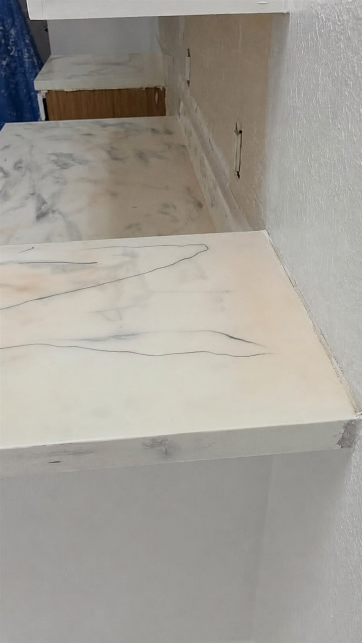 Countertop before Sunshine Refinishing Pros began refinishing